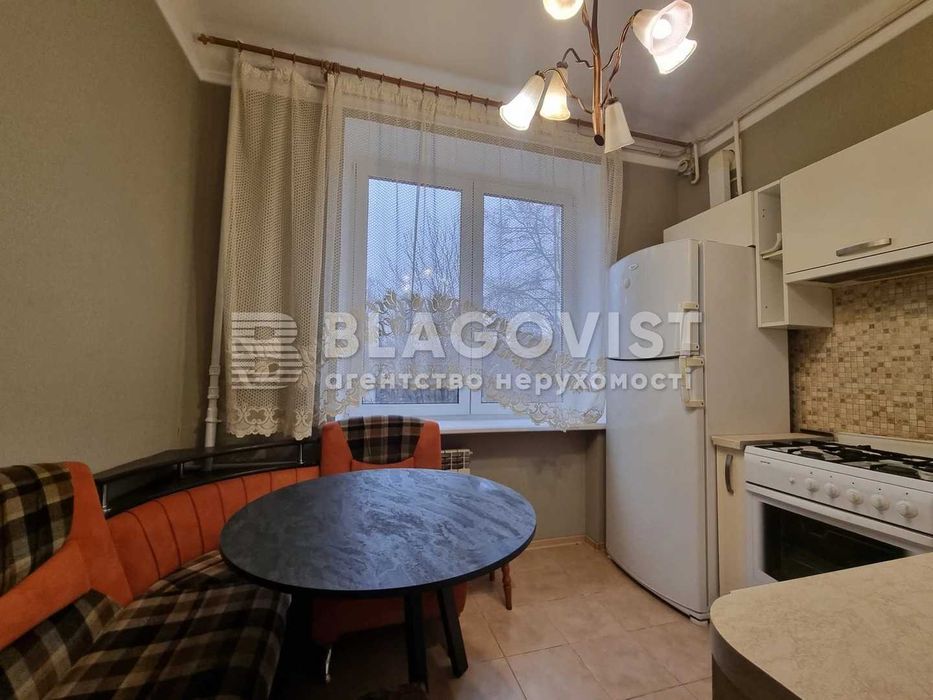 Продаж 2кім.Очаківська 8, Сталінка, район Севастопольської площі