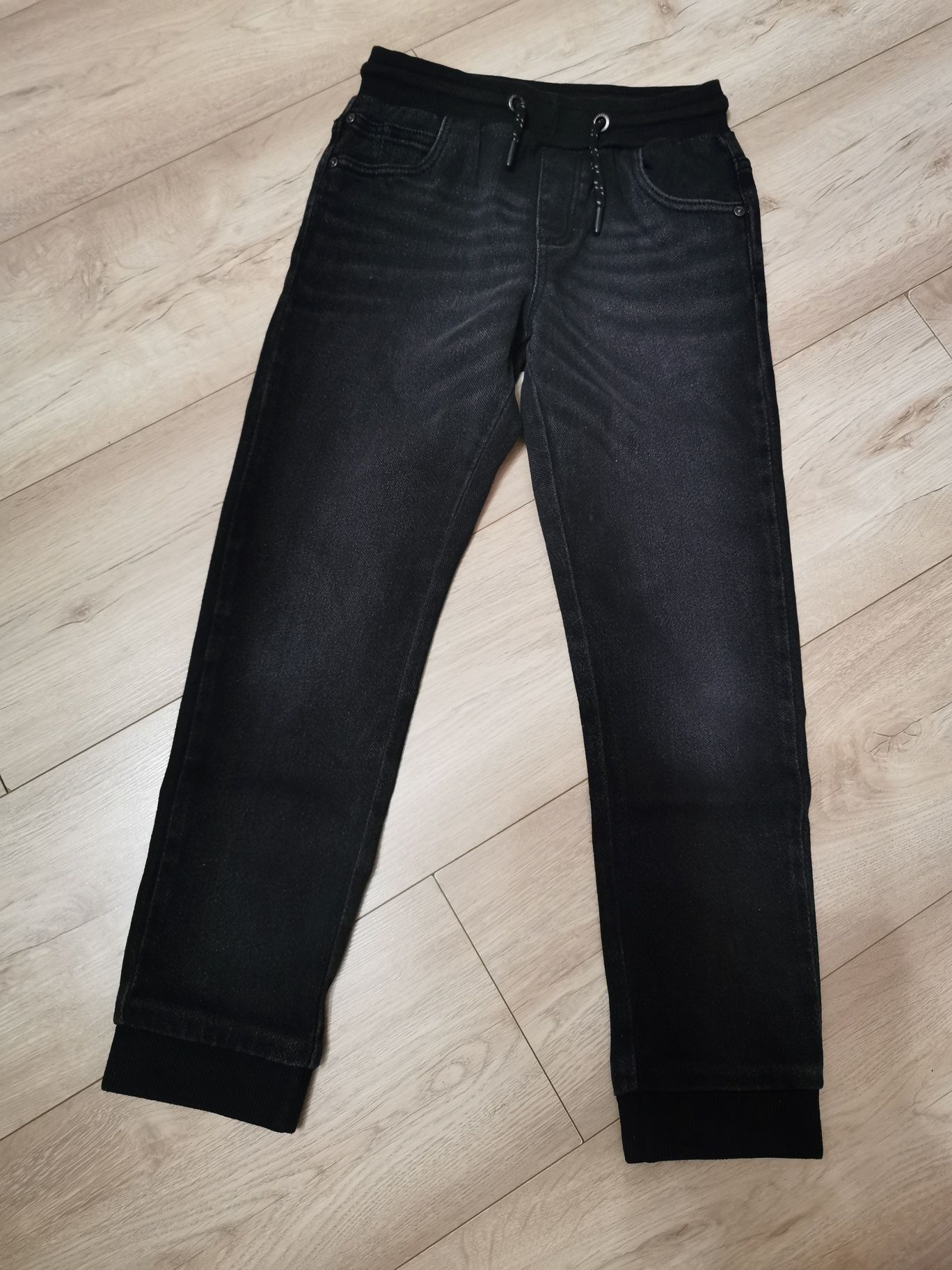 Spodnie jeansy dżinsy chłopięce na gumce 140 czarne
