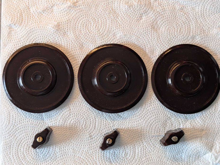 Bakelitowe załączniki do lamp.