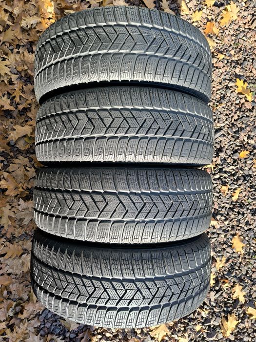 Opony zimowe Pirelli 235/65R17.