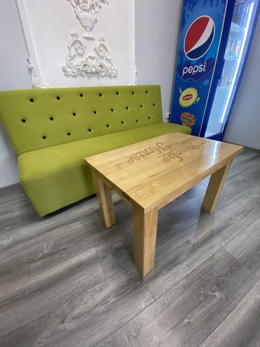 Столи ясеневі, виготовлені з білого яселя та полаковані.