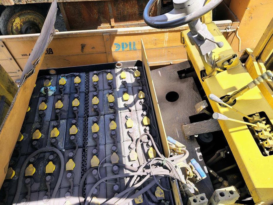 Електрокар, навантажувач, батареї.