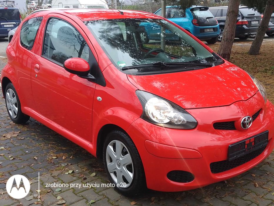 Toyota Aygo benzyna oszczędny miejski samochód