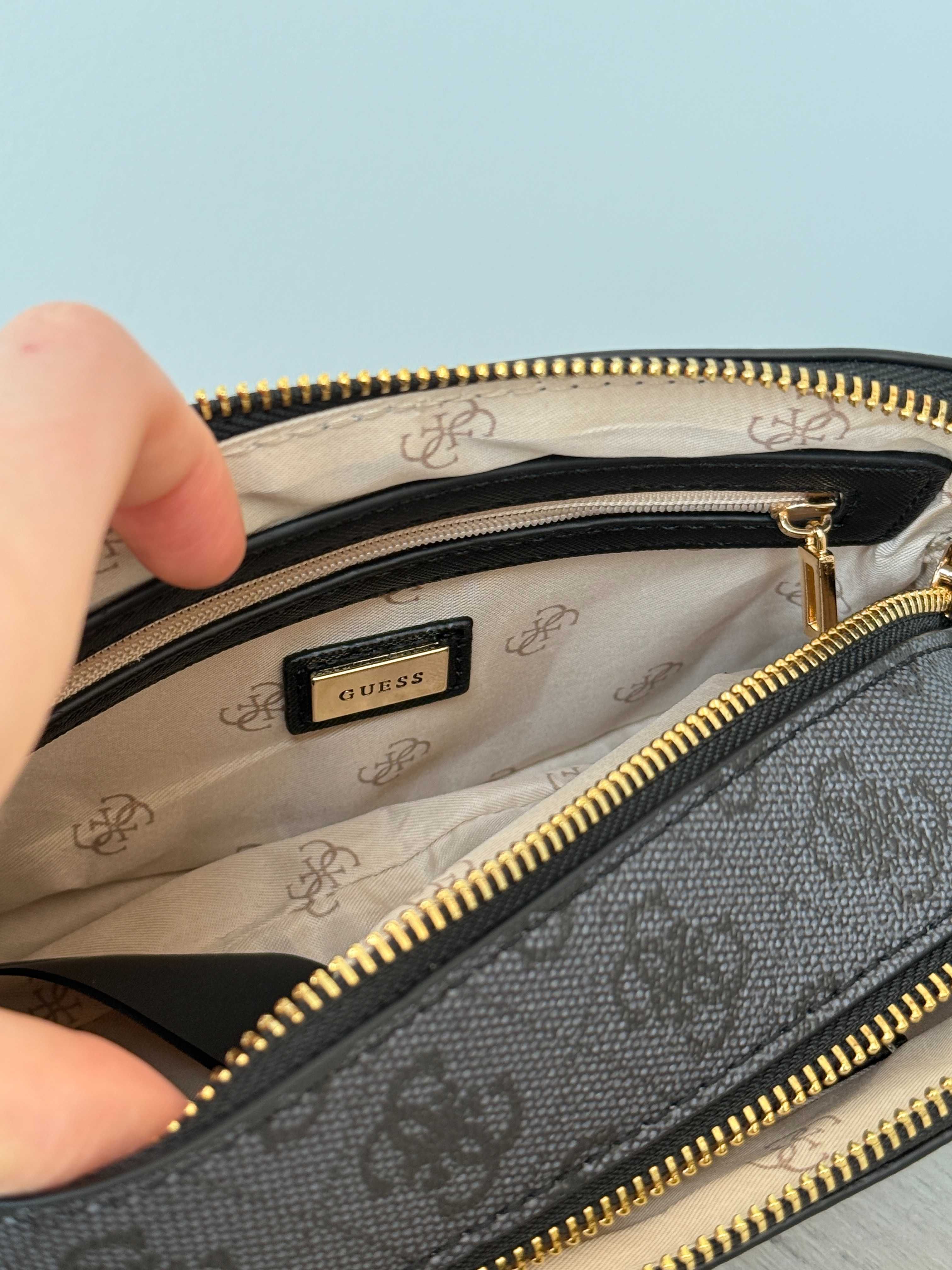 Сумка кросбоді на ланцюжку в стилі бренду guess