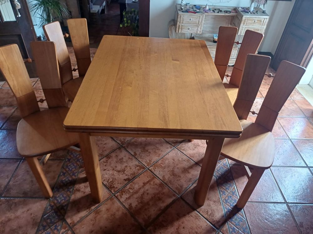 Conjunto de mesa extensivel mais quatro cadeiras em madeira