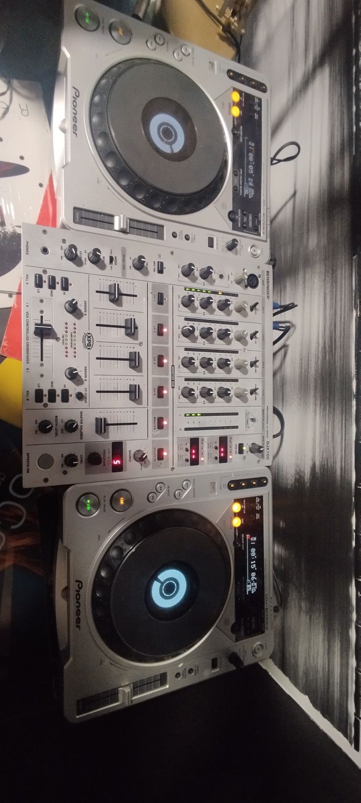 DJ  Pioneer 2 CDJ e mesa de mistura