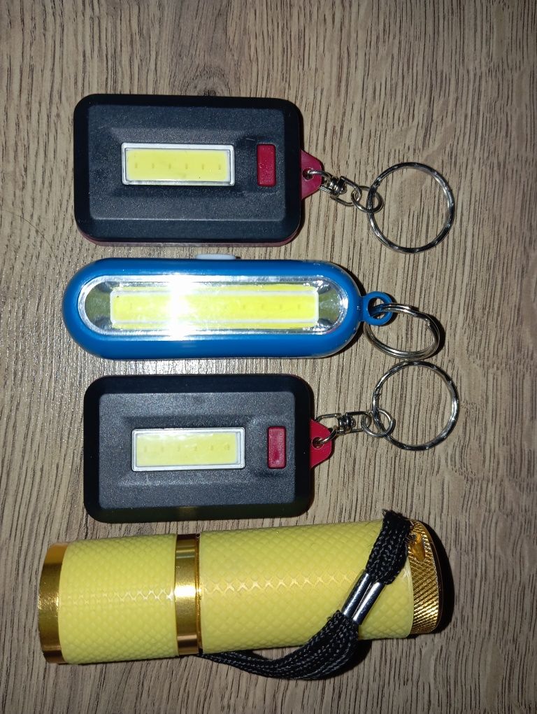 Брелки та ліхтарики з батарейками