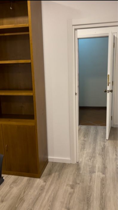 Escritório com duas salas independentes.