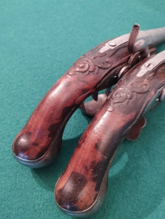 Par de pistolas de percussão francesas por volta de 1790