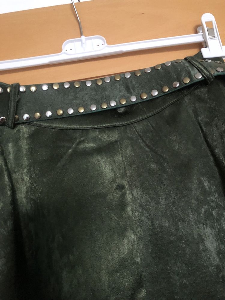 Saia de veludo com cinto verde