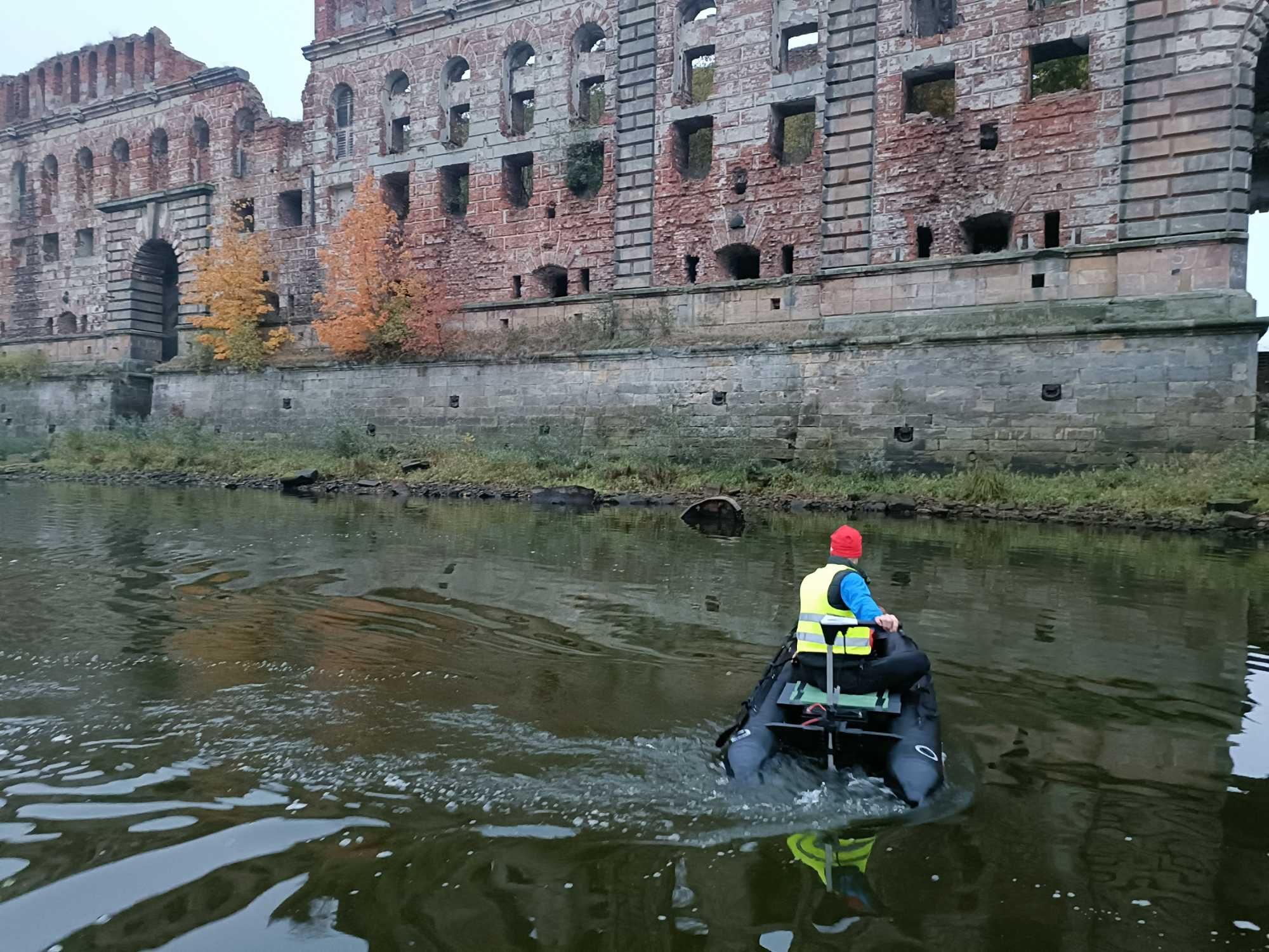 Kajak E-rider SAVAGE GEAR z pawężą do silnika zaburtowego (czarny)