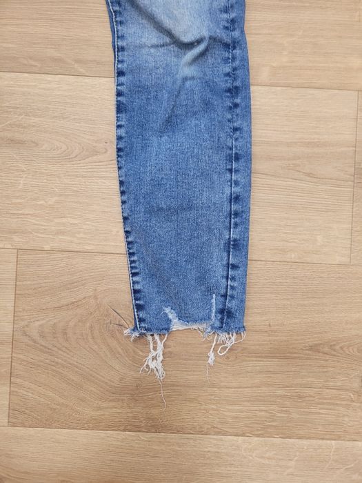 Jeansy damskie z hm, true to you, skinny, z poszarpanymi nogawkami