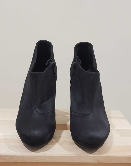 Czarne zamszowe botki na obcasie H&M 39