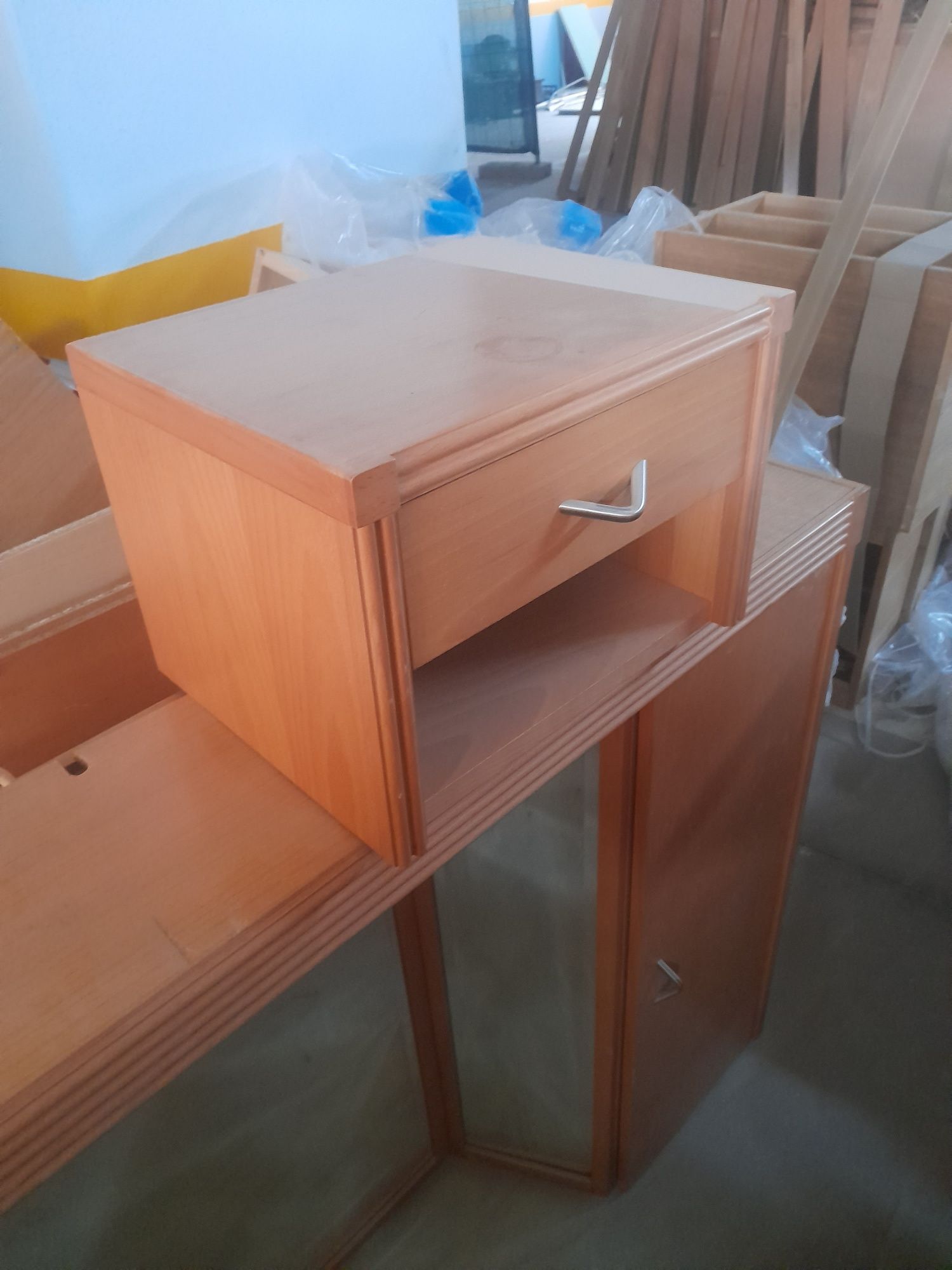 Vendo Cama, secretária  e móveis de quarto