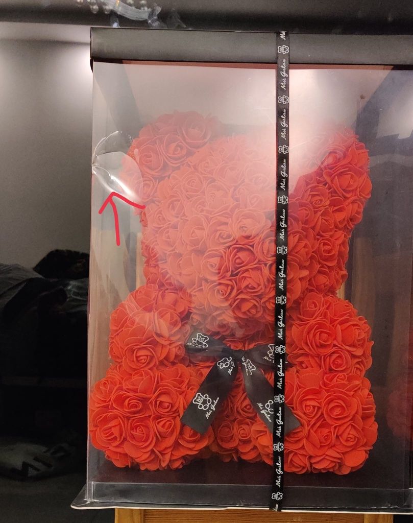 Dzien kobiet Miś z róż czerwonych w pudełku 30cm