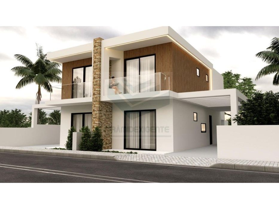 Moradia T3+1, 2 Suítes, Quarto RC, Perto Transportes