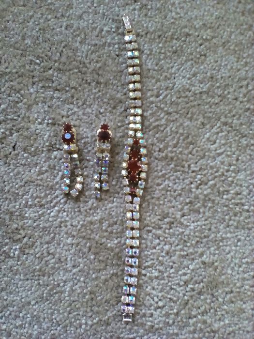 Чешская бижутерия: браслет,клипсы