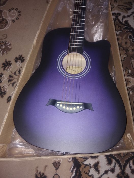 Акустическая гитара фиолетовая новая