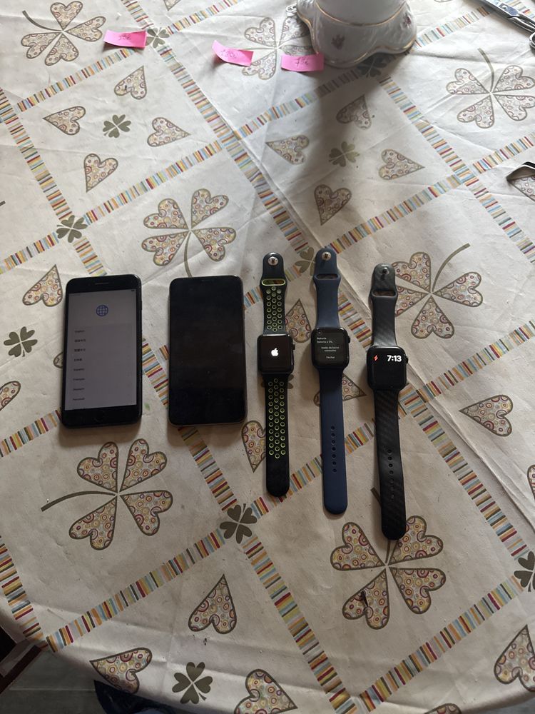 Conjunto de iPhones e apple watch .