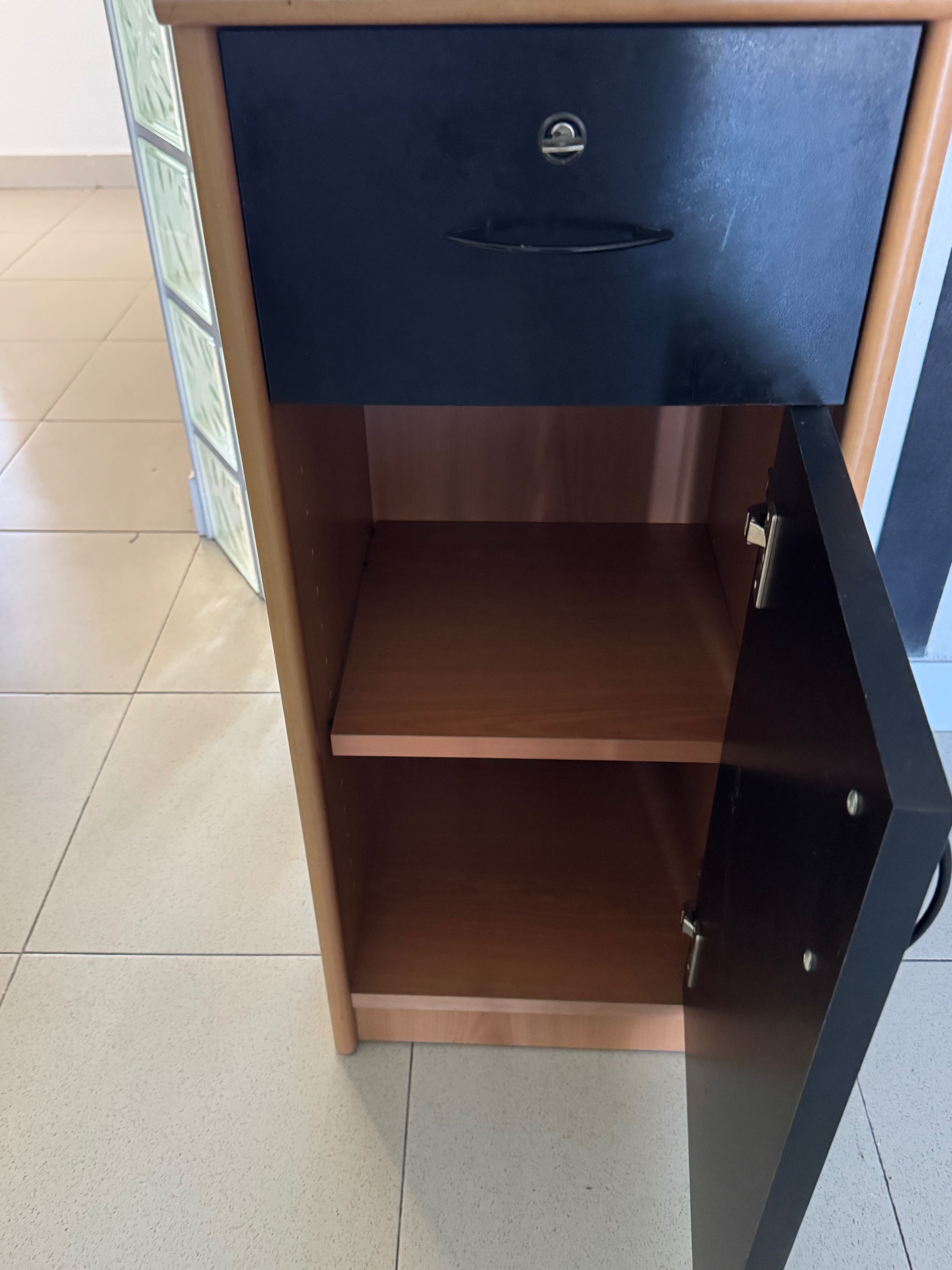 Mesa/balcão com tampo de vidro e madeira