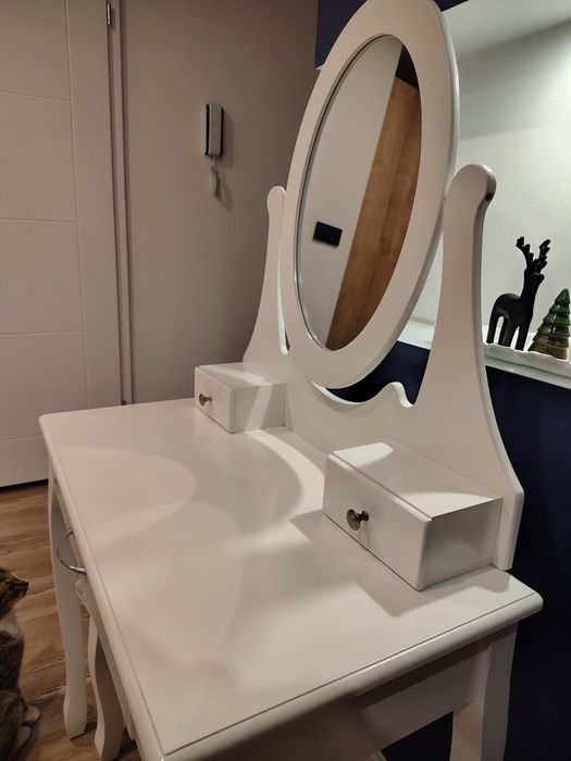 Toaletka kosmetyczna biała z lustrem + TABORET