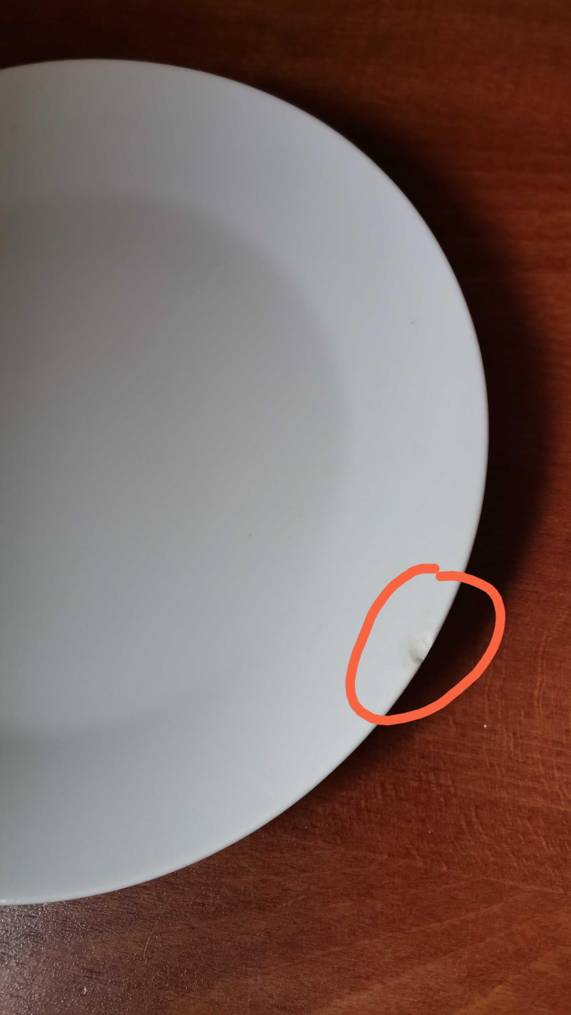 Białe porcelanowe talerze IKEA
