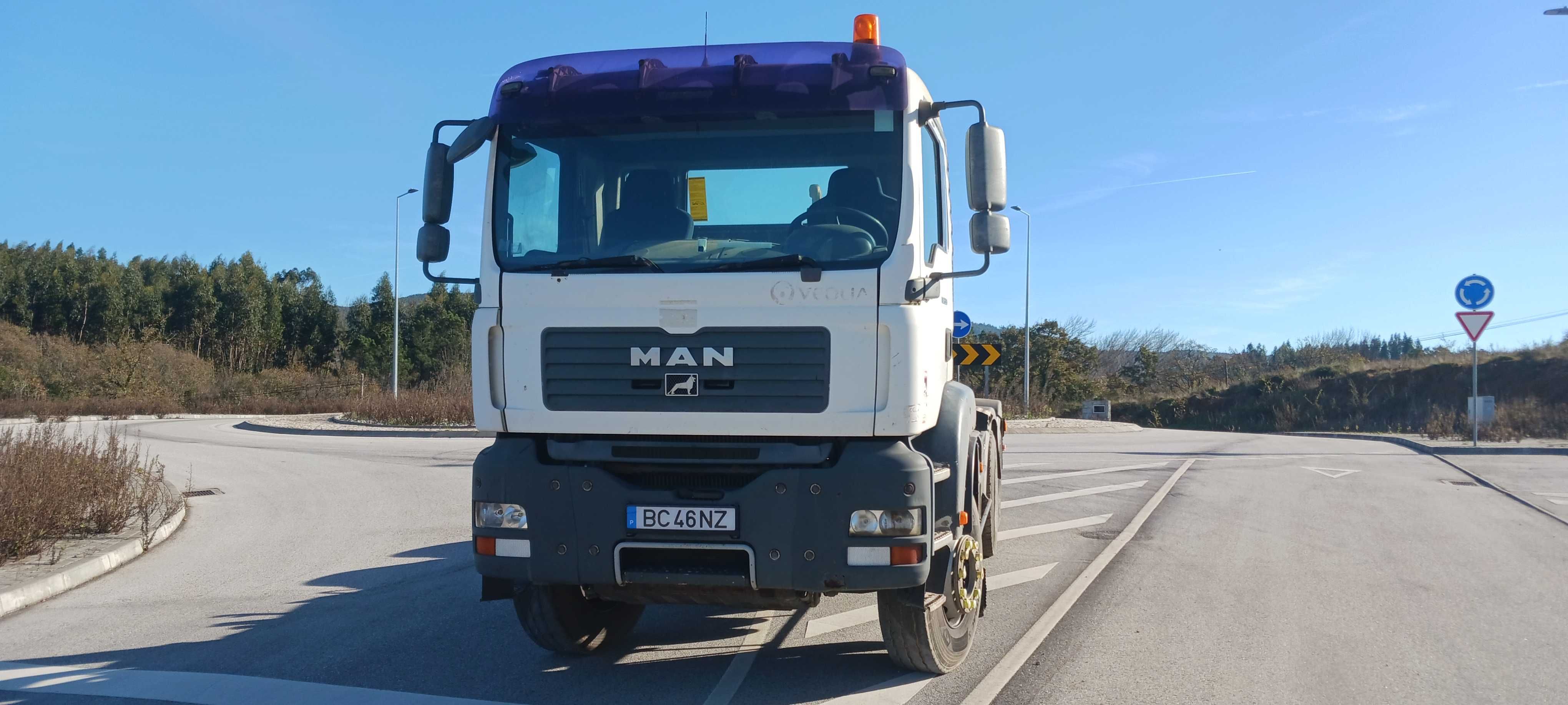 Camião MAN 6x4 com ampliroll