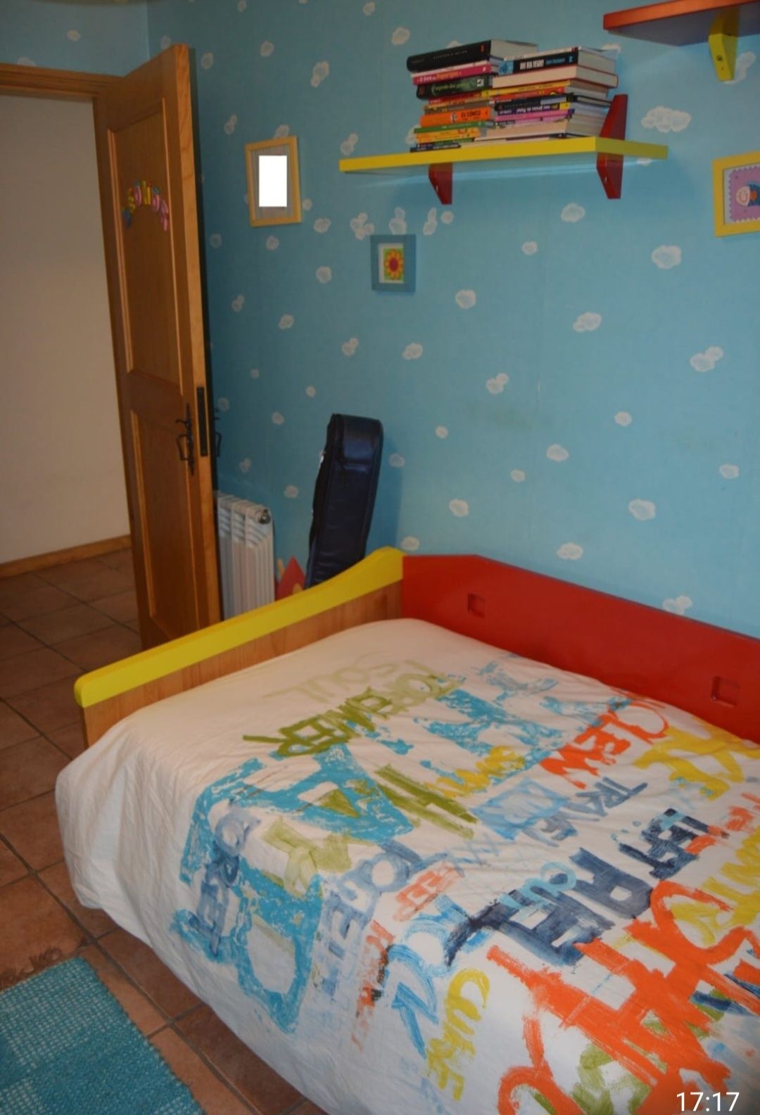 Cama de madeira vermelha e amarela..