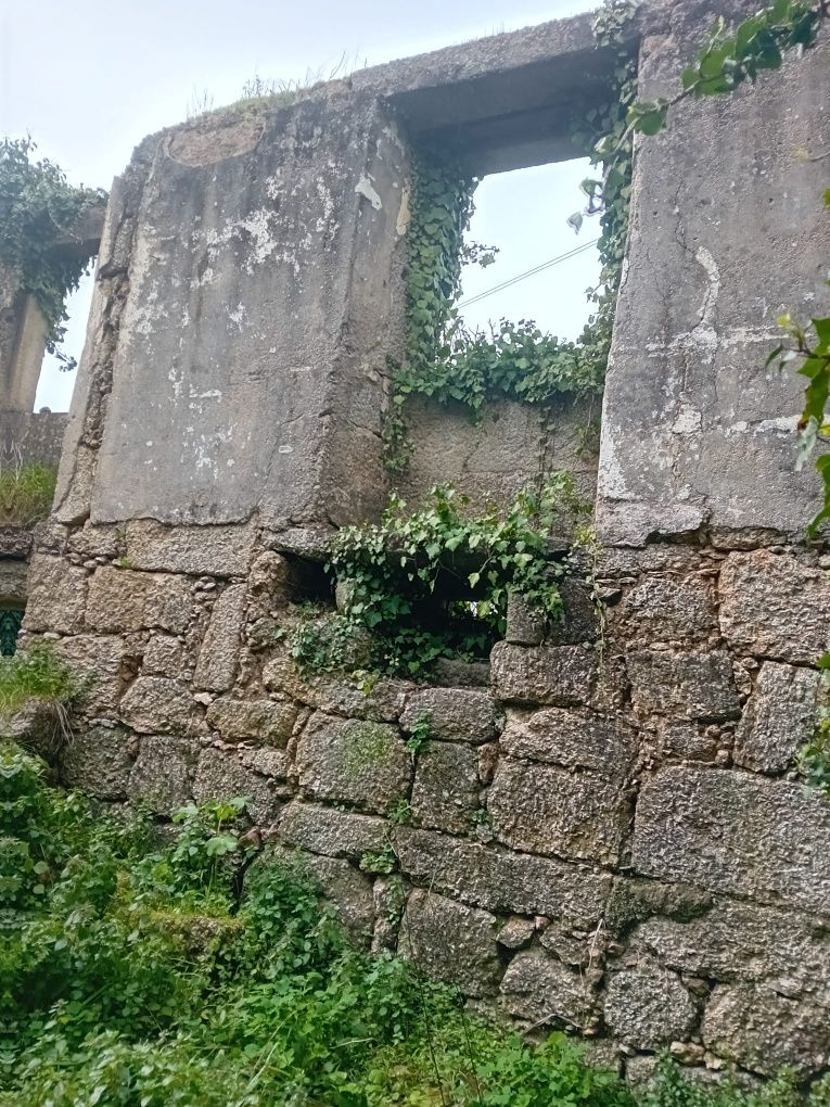 Moradia em ruínas para reconstrução
