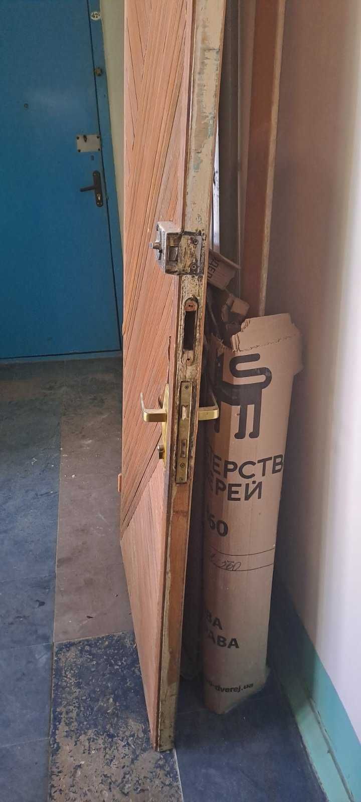 Продам входную дверь б/у
