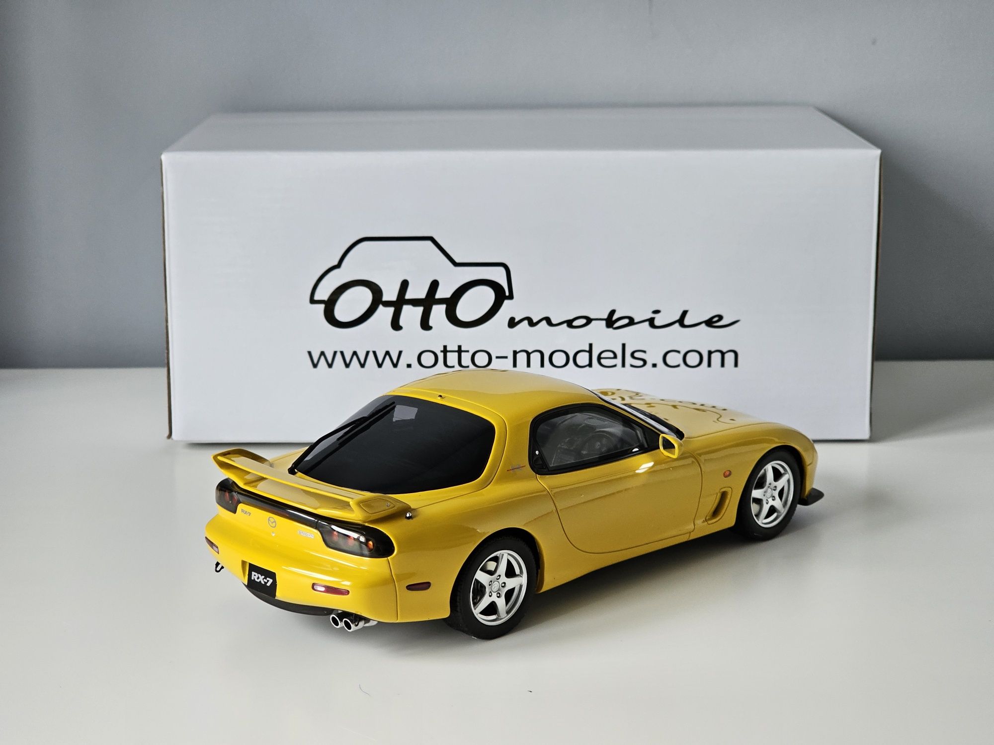 1:18 Mazda RX-7 FD Type R Bathrurst R Otto-mobile OT397