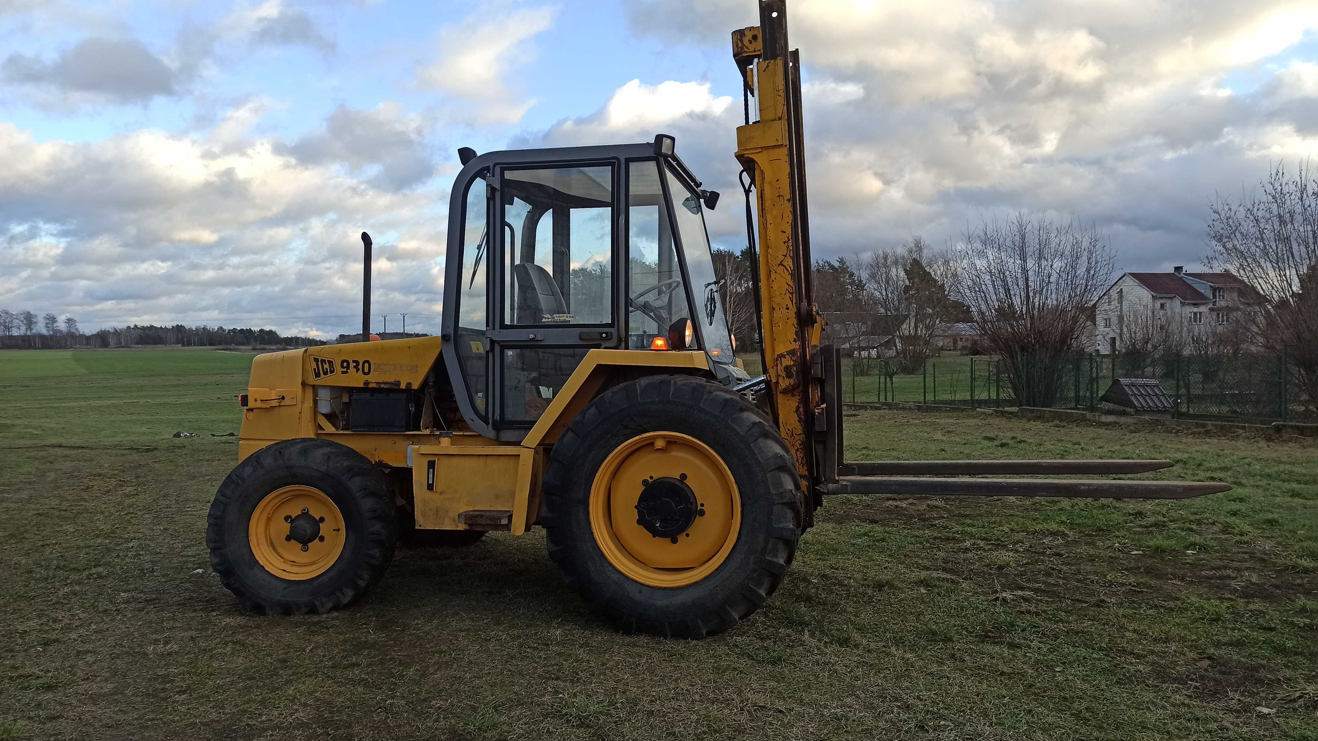 wózek widłowy JCB930 terenowy