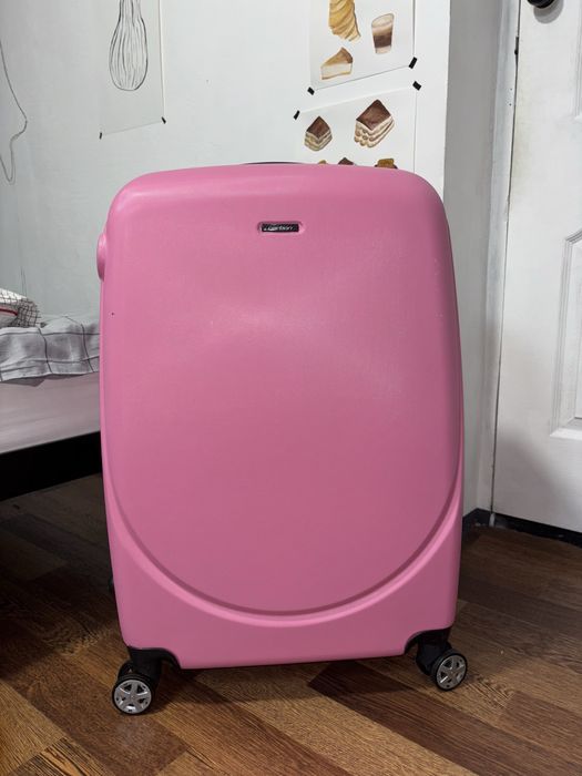 Велика рожева валіза, валіза