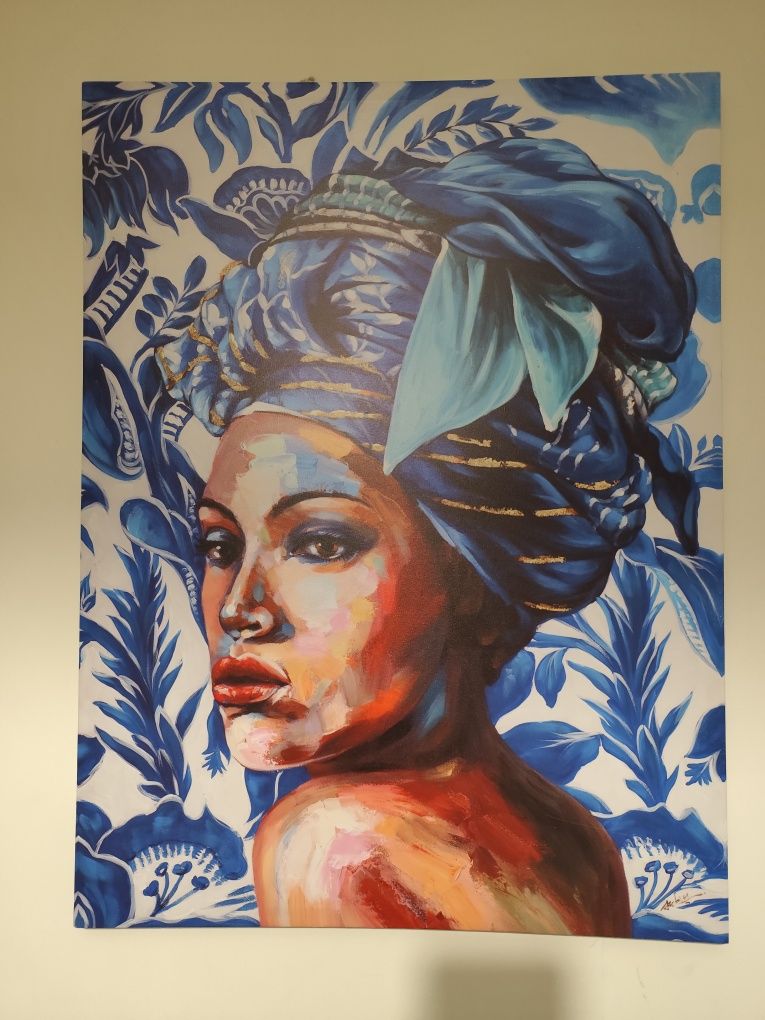 Quadro com pintura de rosto de mulher étnica.
