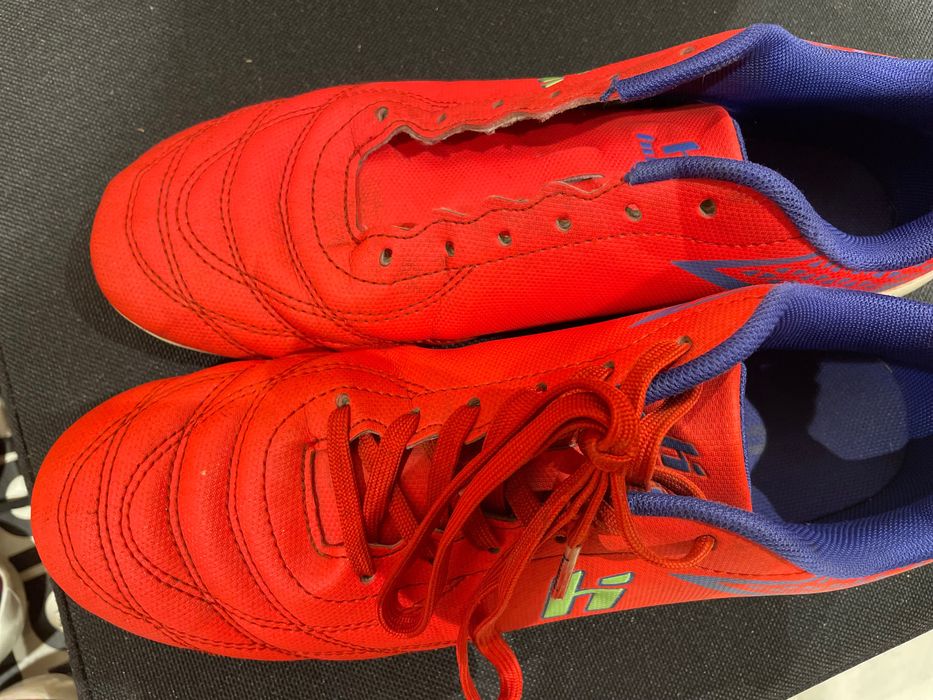 Buty do gry w piłkę nożną- korki w rozmiarze 40