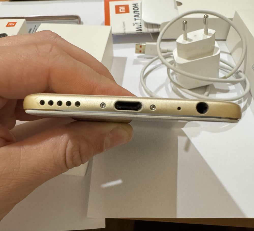 Xiaomi Mi A1 золотистому корпусі в дуже гарному стані