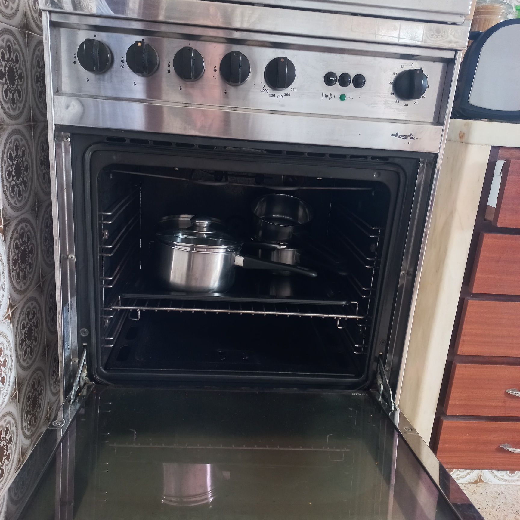 Fogão a gás com forno de 2 funções ( gás e eletricidade)  .