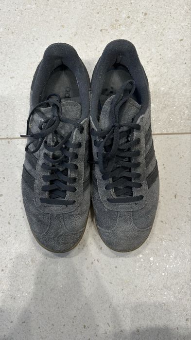 Adidas кросівки.