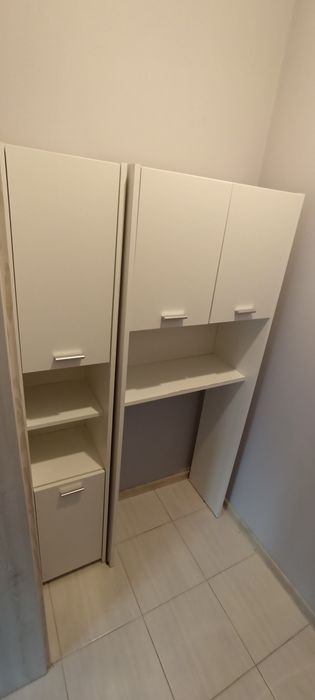Słupek łazienkowy z szafką nad pralkę