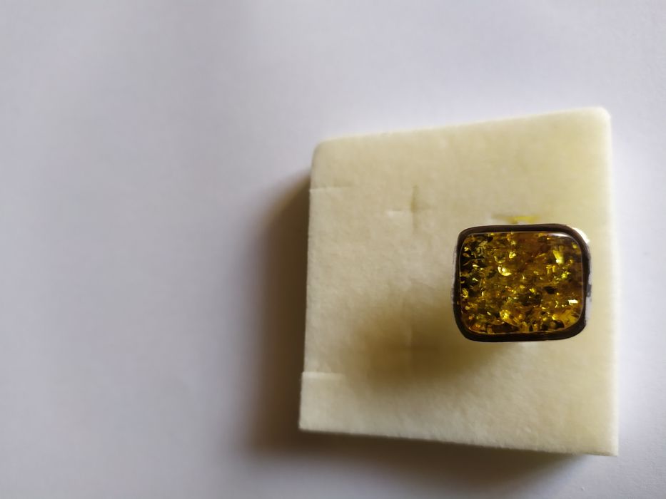 Pierścionki srebrne z bursztynem