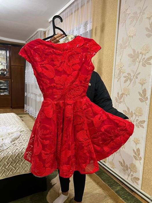 Продам плаття на зріст 162 червоне, біле дитяче на 134