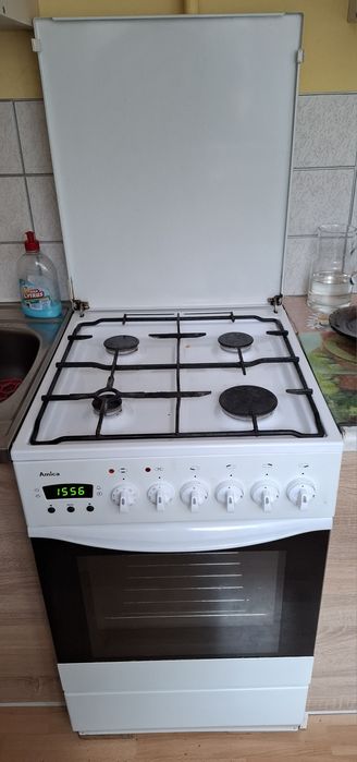 Kuchnia gazowo-elektryczna Amica.