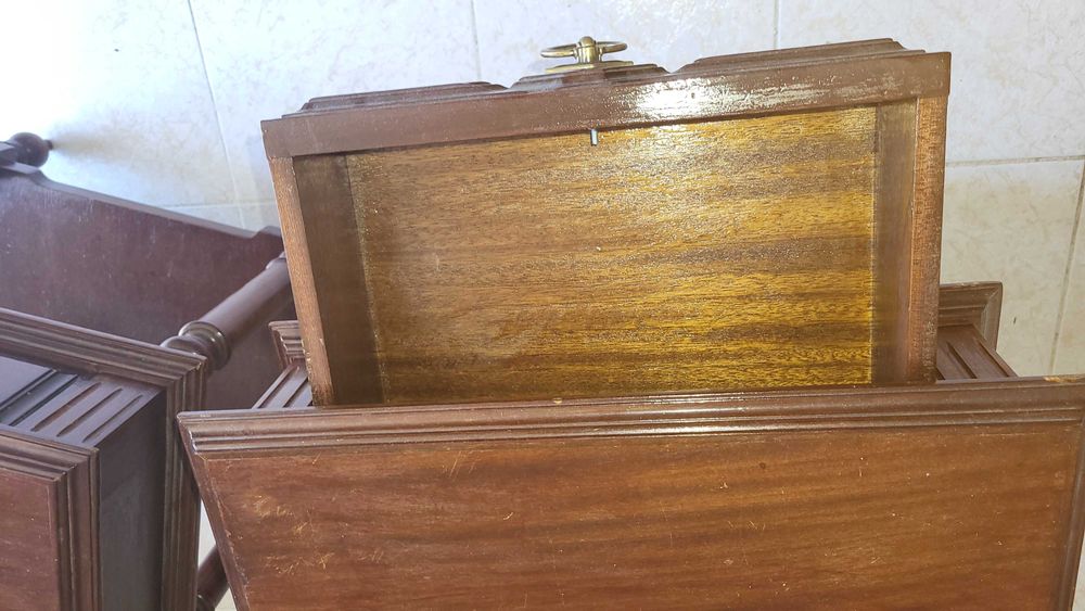 Mesas de cabeceira en madeira