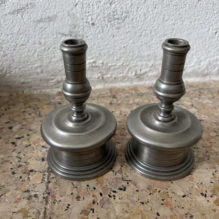2 canelabros em estanho
