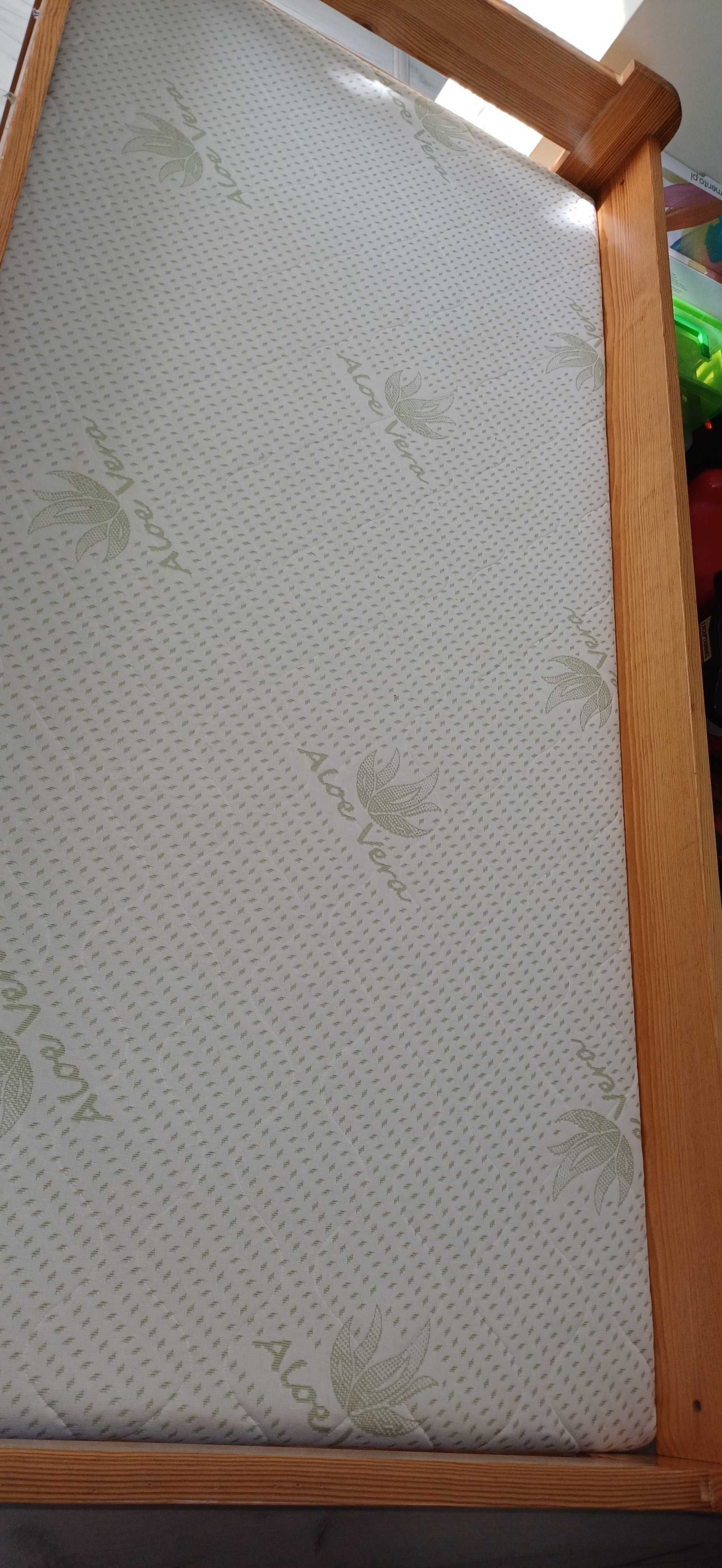 Meble sosnowe , łóżko dziecięce i trzy komody