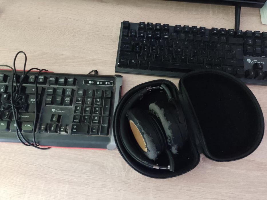 Sprzedam dwie klawiatury i słuchawki