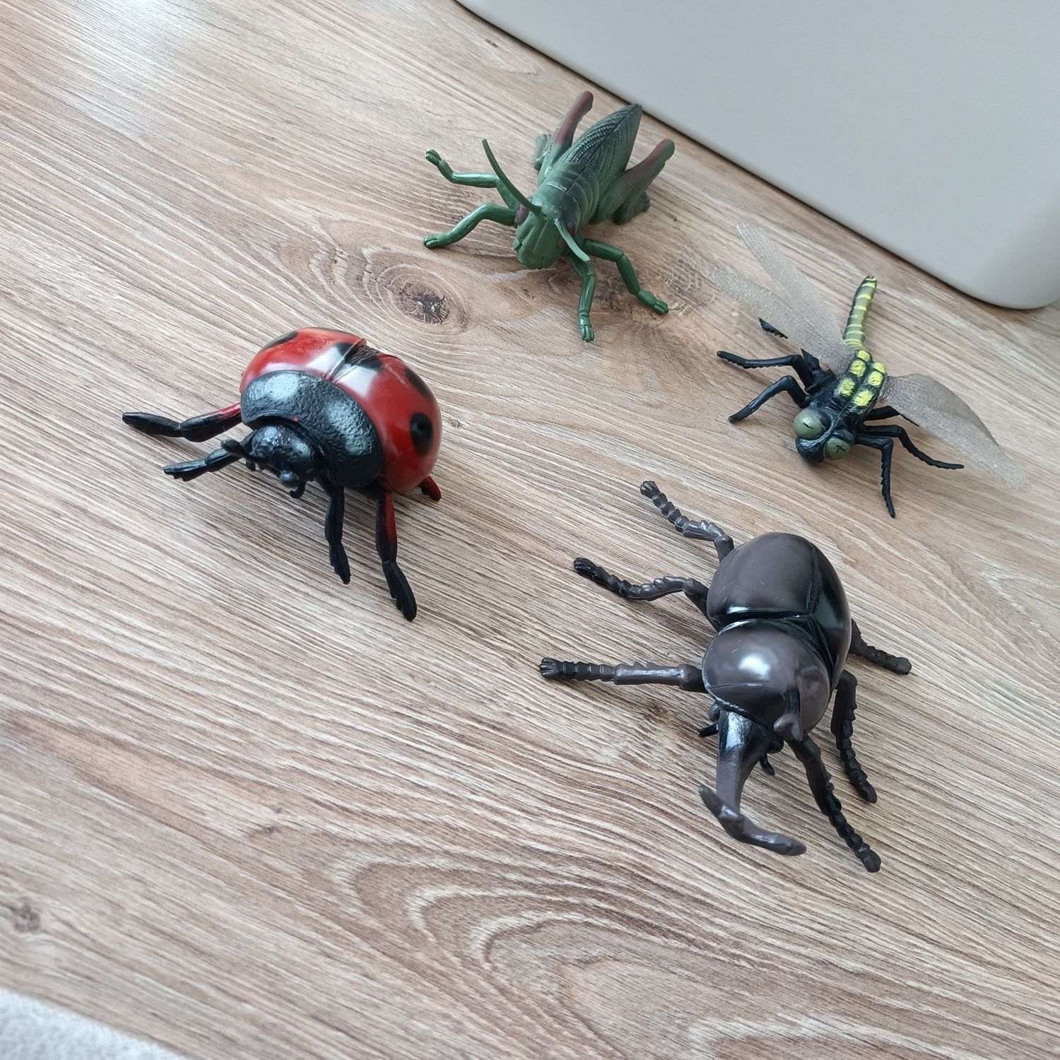 4 duże figurki owadów