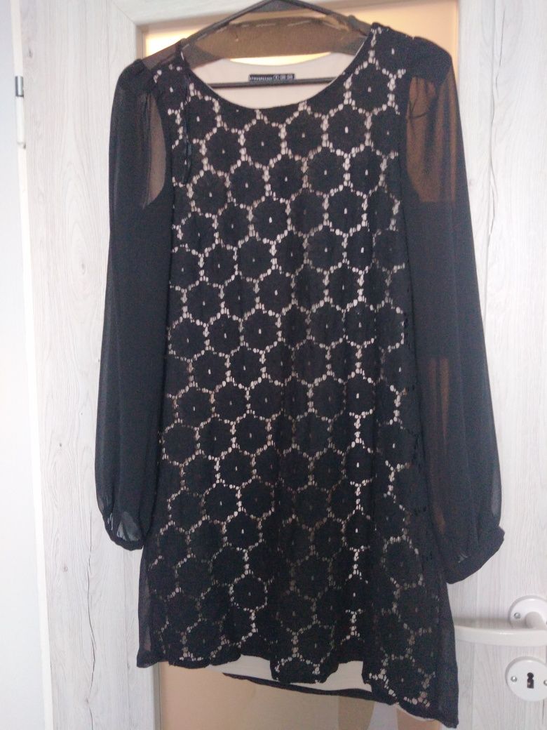 Zwiewna czarna sukienka z ażurowym wzorem i bawełnianą podszewką