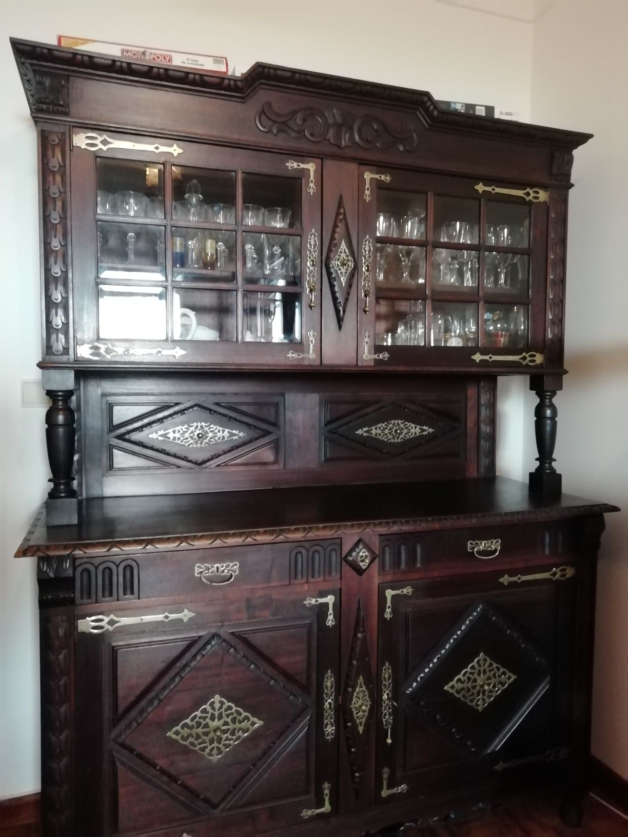 Lindo Móvel Estilo Holandês com cristaleira