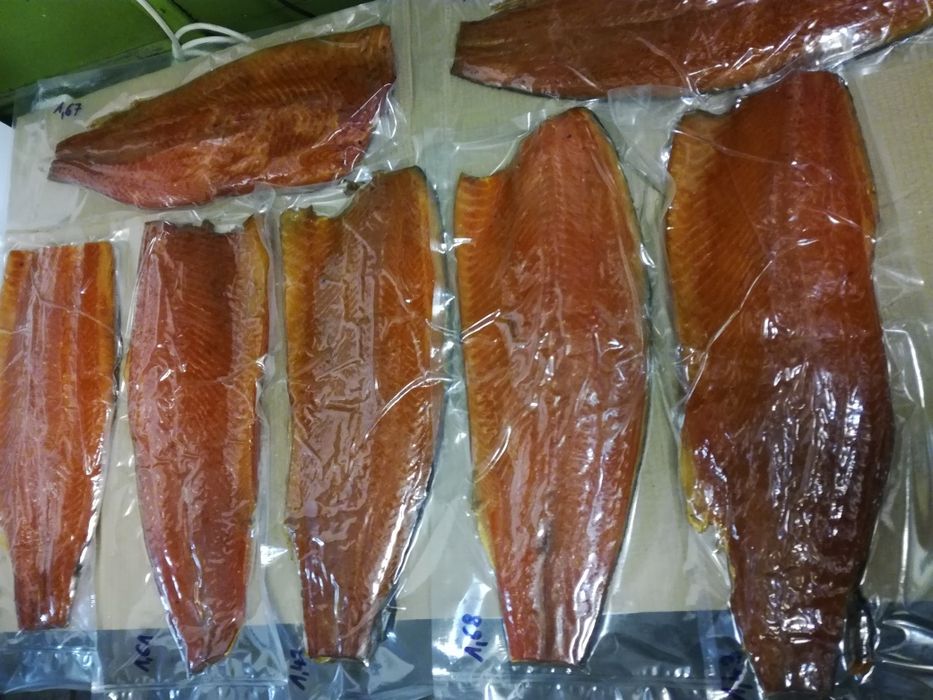 Łosoś filet ze skórą wędzony na zimno.